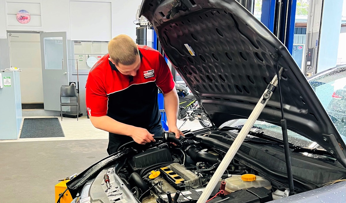 Matraville mechanic performing car service